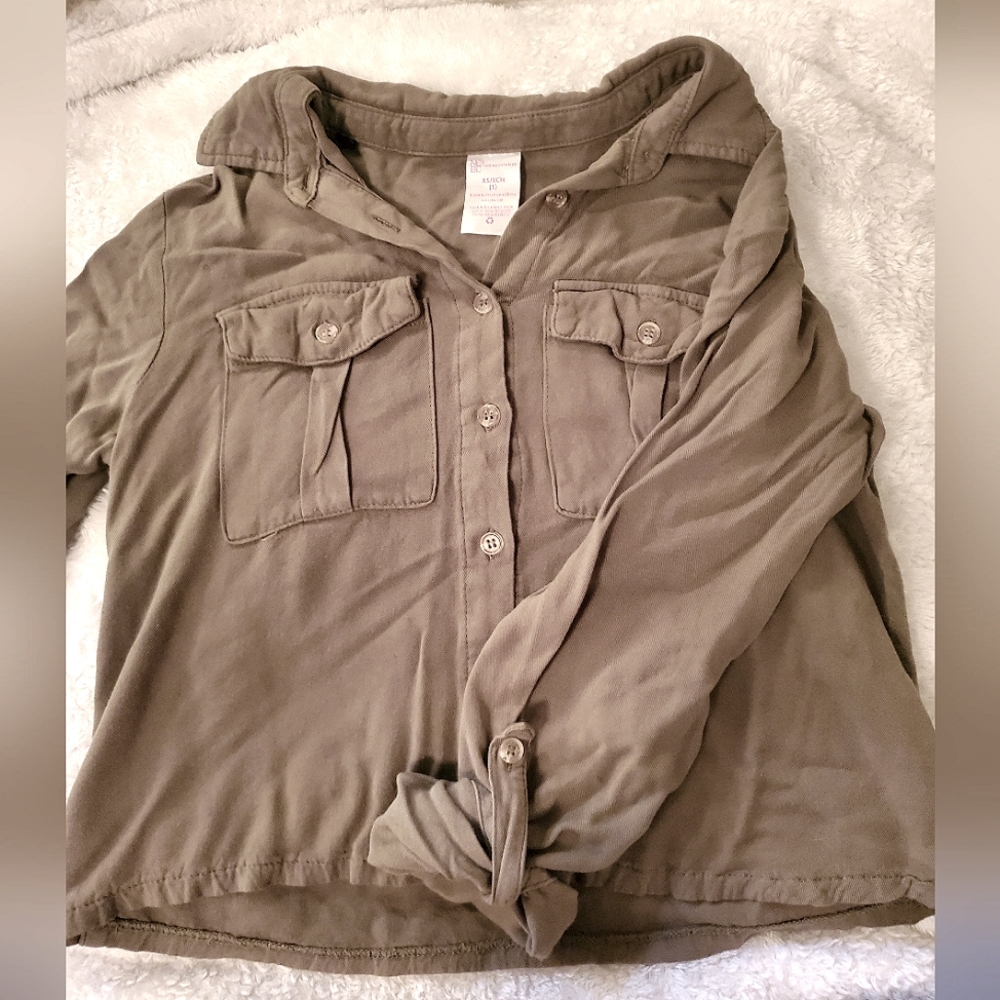 No Boundaries Woman's Button Up Collared Shirt Olive Green Color